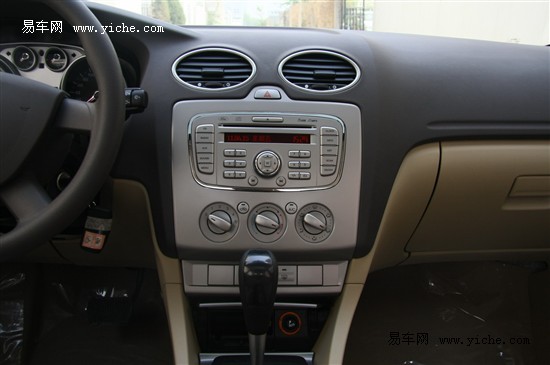 谁更具性价比轩逸经典对比经典福克斯