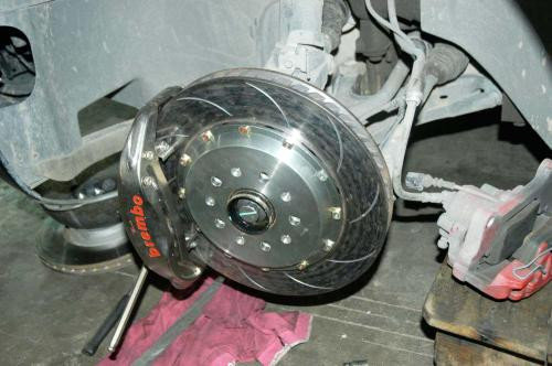 这款与普通市面常见跑车和改装车装备的BREMBO Performance卡钳高清图片