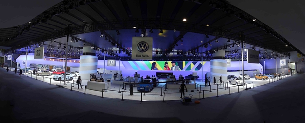 2014广州国际车展大众汽车品牌流线型设计风格展台.jpg