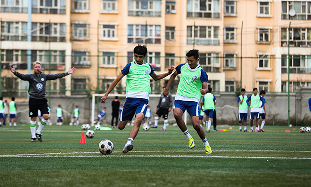 2015大众汽车-沃尔夫斯堡足球学校训练营在乌