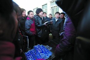北京限牌治堵传闻引发市民通宵排队抢车牌