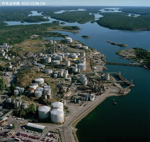 目前大部分汽车依靠石油提炼的汽油及柴油来驱