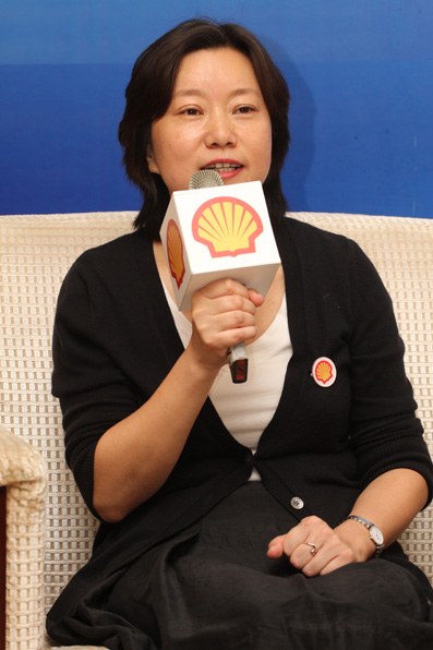【配图:广州壳牌石油化工有限公司总经理李维芳女士参加媒体专访】