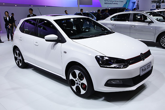 关键词:大众汽车,2013广州车展,上海大众POLO GTI 车型概况: 上海大众Polo GTI拥有极尽动感的外观内饰和卓越先进的科技配置,散发出令人砰然心跳的快感诱惑,受到了大批同样追求痛快到底的自信大胆年轻人群的追捧,在国内车市掀起了一股性能至上的GTI新潮流。不仅如此,高性能Polo GTI的问世,还有效丰富了Polo品牌的产品矩阵,帮助其以更完备的产品线全面覆盖A0级车市,再一次创造A0级车市的新巅峰。 产品亮点: 时尚炫酷的外观内饰 Polo GTI在外观设计上延续了家族时尚、年轻的气质,