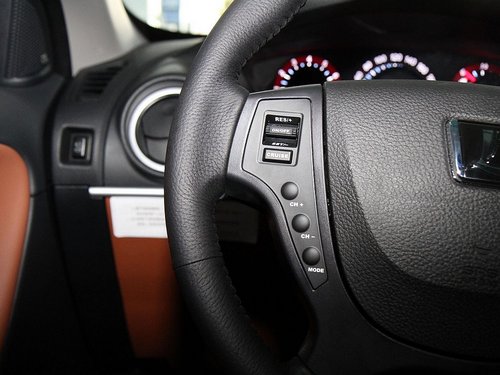 东风裕隆 大7 SUV 2.2T AT 方向盘左侧