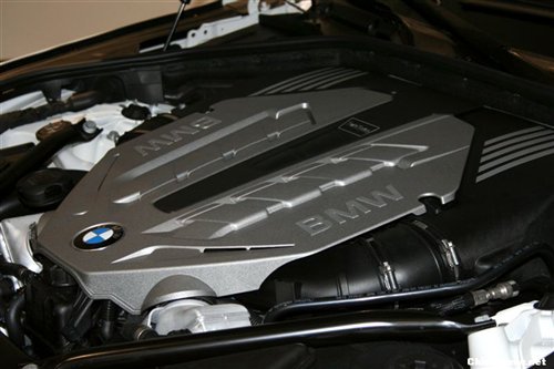 『共有采用双涡轮增压技术和燃油直喷技术的v8汽油发动机(300千瓦/407