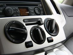 郑州日产 NV200局部