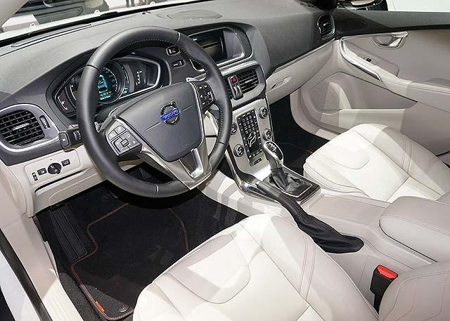 配图为沃尔沃v40 cross country 2.0t车型的内饰设计