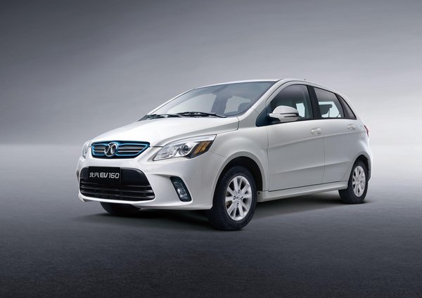 这款北汽ev160轻快版造型与目前在售的其他车型保持一致,新车仅在部分