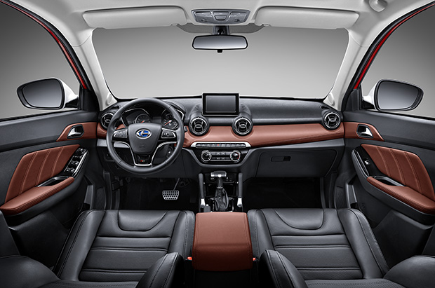 昌河q35在内饰设计上采用了家族基因风格,并搭配有双色内饰样式,与