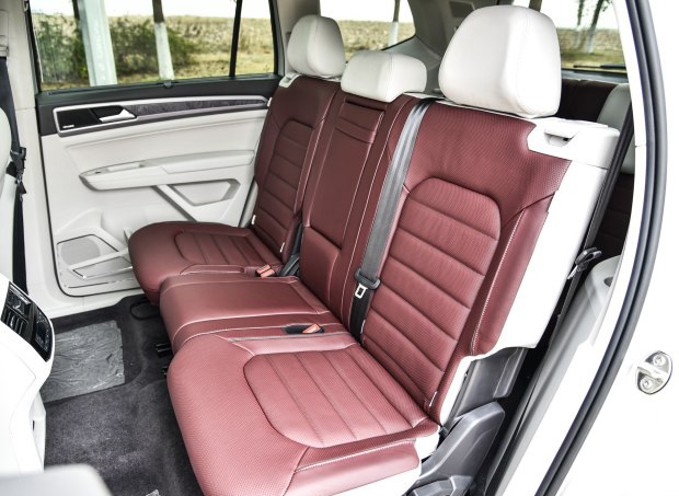 座椅布局方面,途昂采用了标准的2 3 2的7座版布局;另外,其还有2 2 2的