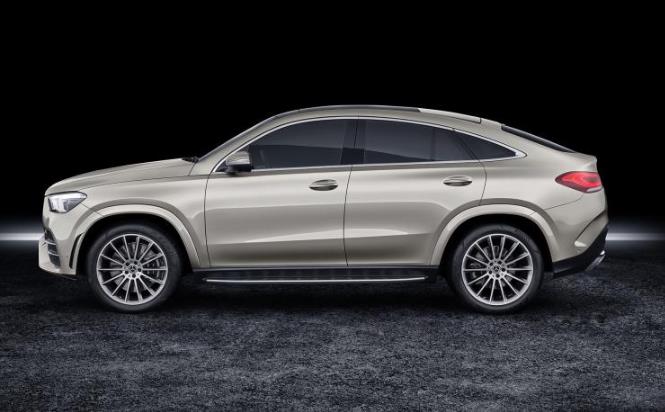 轿跑suv在设计方面与新一代奔驰gle的设计基本相同,搭配amg风格套件