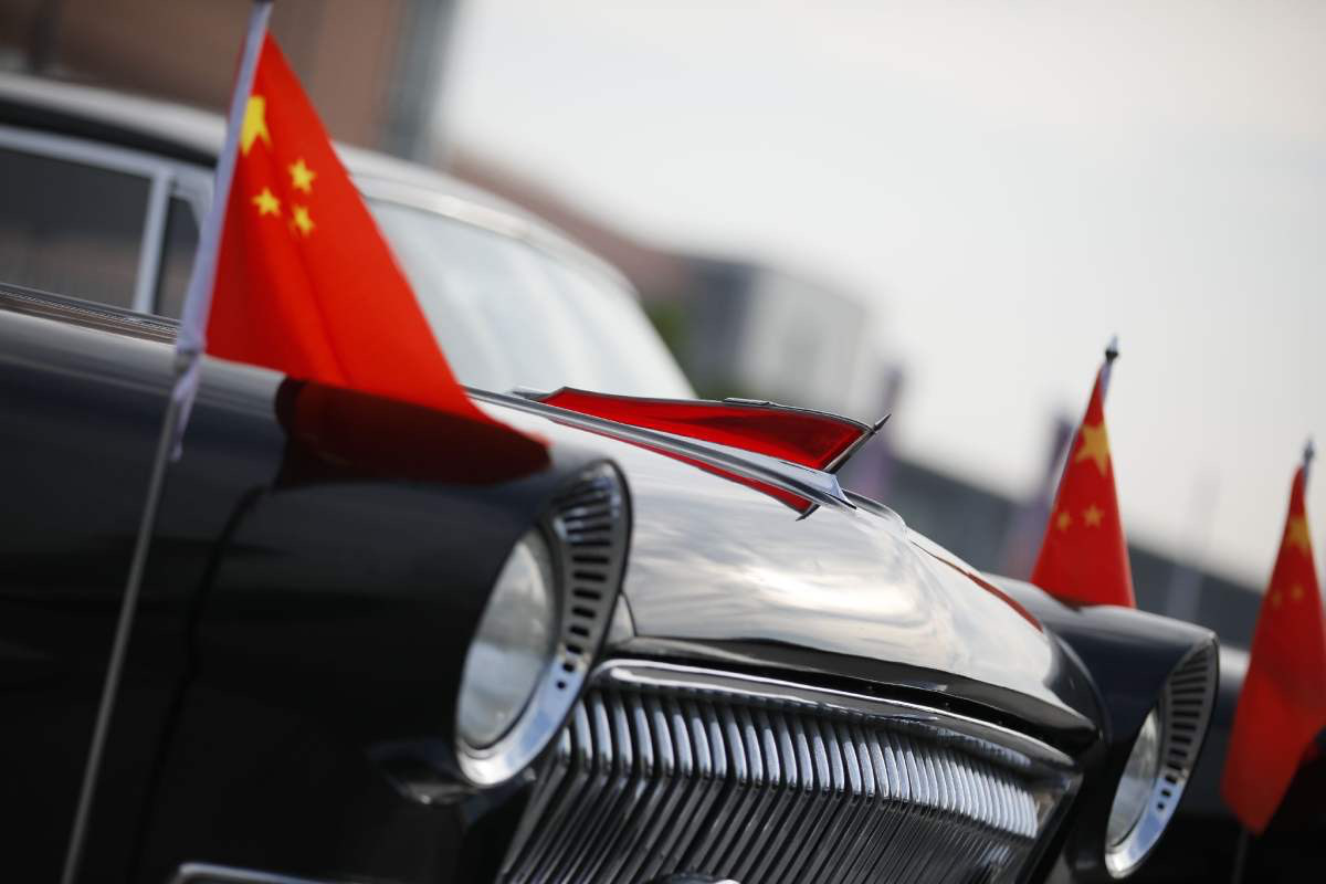 红旗l5领航18台红旗收藏车巡游长春新红旗大街今起正式命名