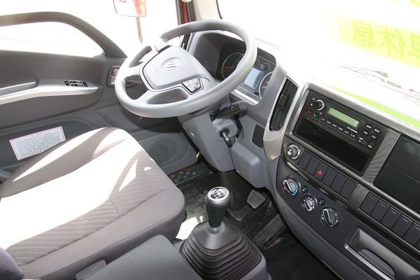 黄金动力 轻量化车身 座椅秒变床 时代领航5仓栅实力抢鲜