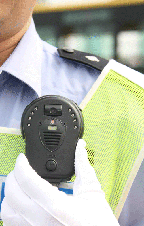 本市一线执勤交警使用带摄像功能录音笔