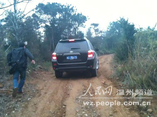 汉兰达在坡上挣扎许久,还是没能上去。